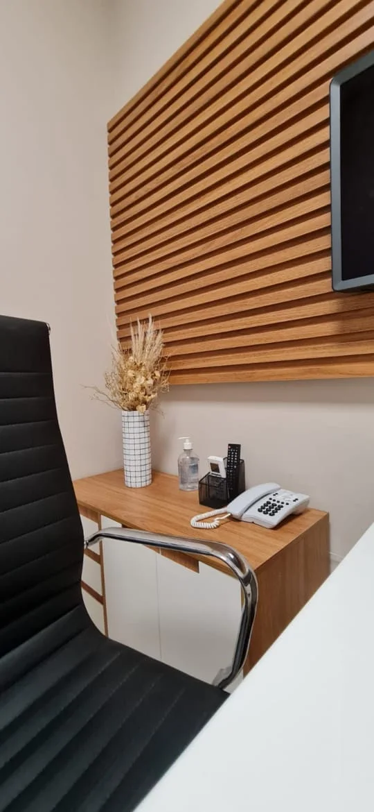 Detalhe de cadeira e mesa no ambiente profissional